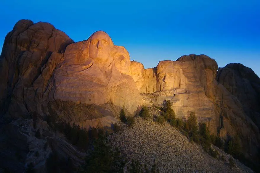 Mount Rushmore lit up in the dark