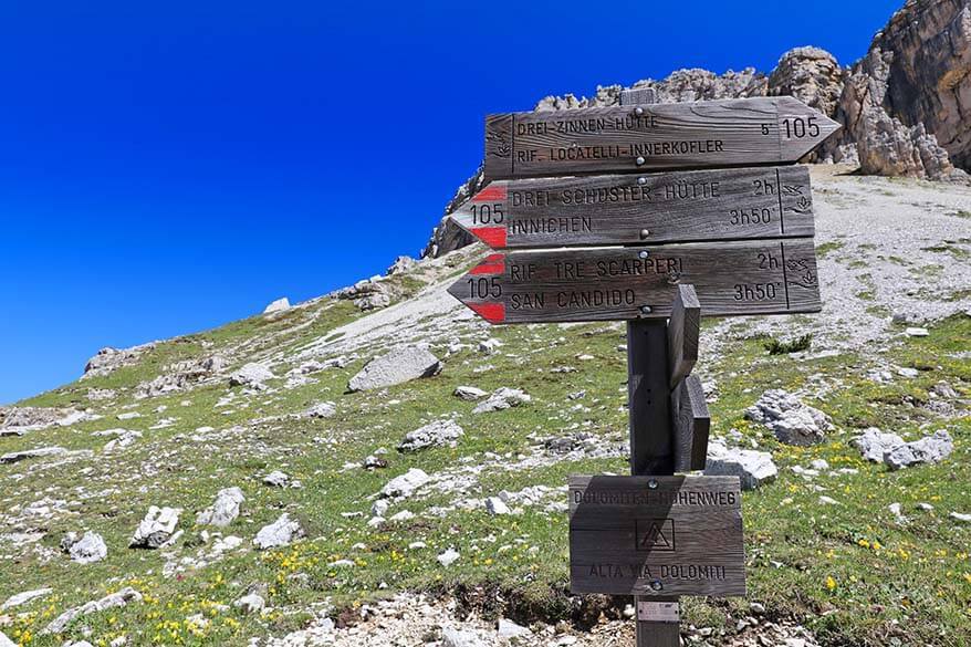 Hiking trail signs pointing to trail 105 in the direction of Rifugio Tre Scarperi (Dreischusterhütte)