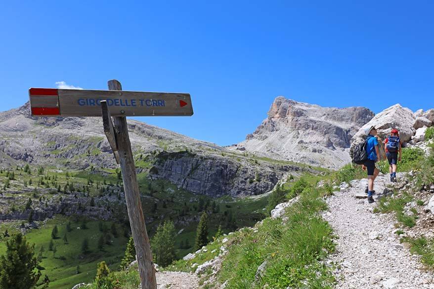 Giro delle Torri hiking sign at Rifugio 5 Torri