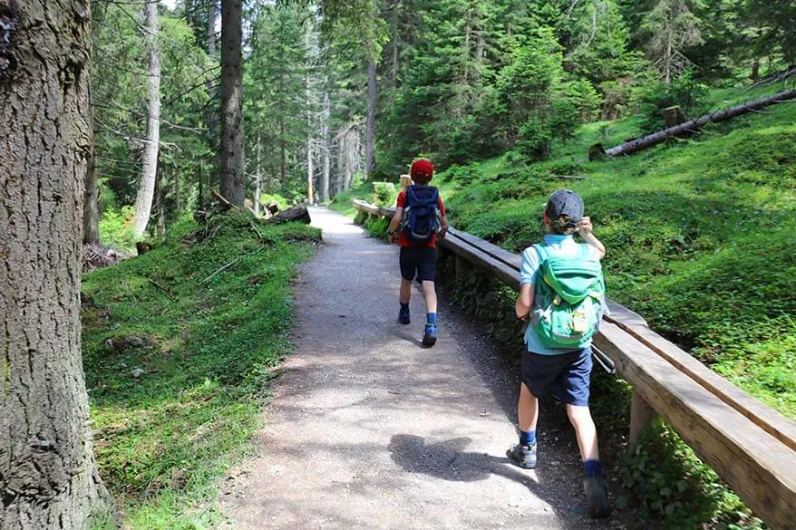 Kids hiking at Scheibenweg Stubai, Schlick 2000