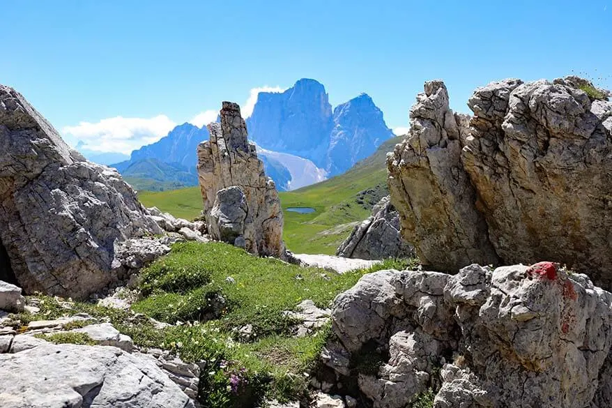 Giant boulders and mountain scenery near Forcella Giau