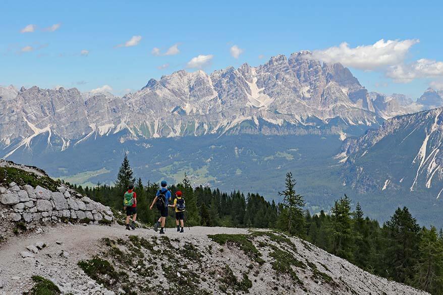 Kids hiking from Forecella Ambrizzola to Lago Federa