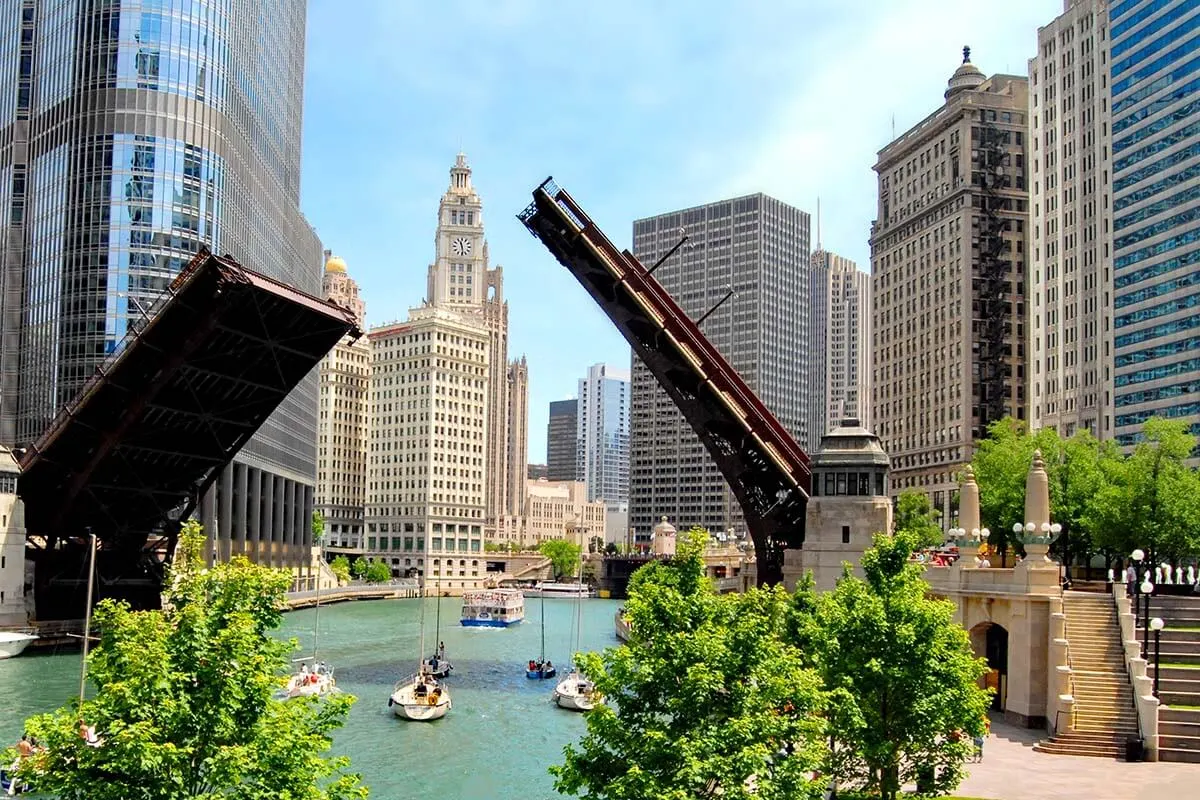 Chicago River and architecture