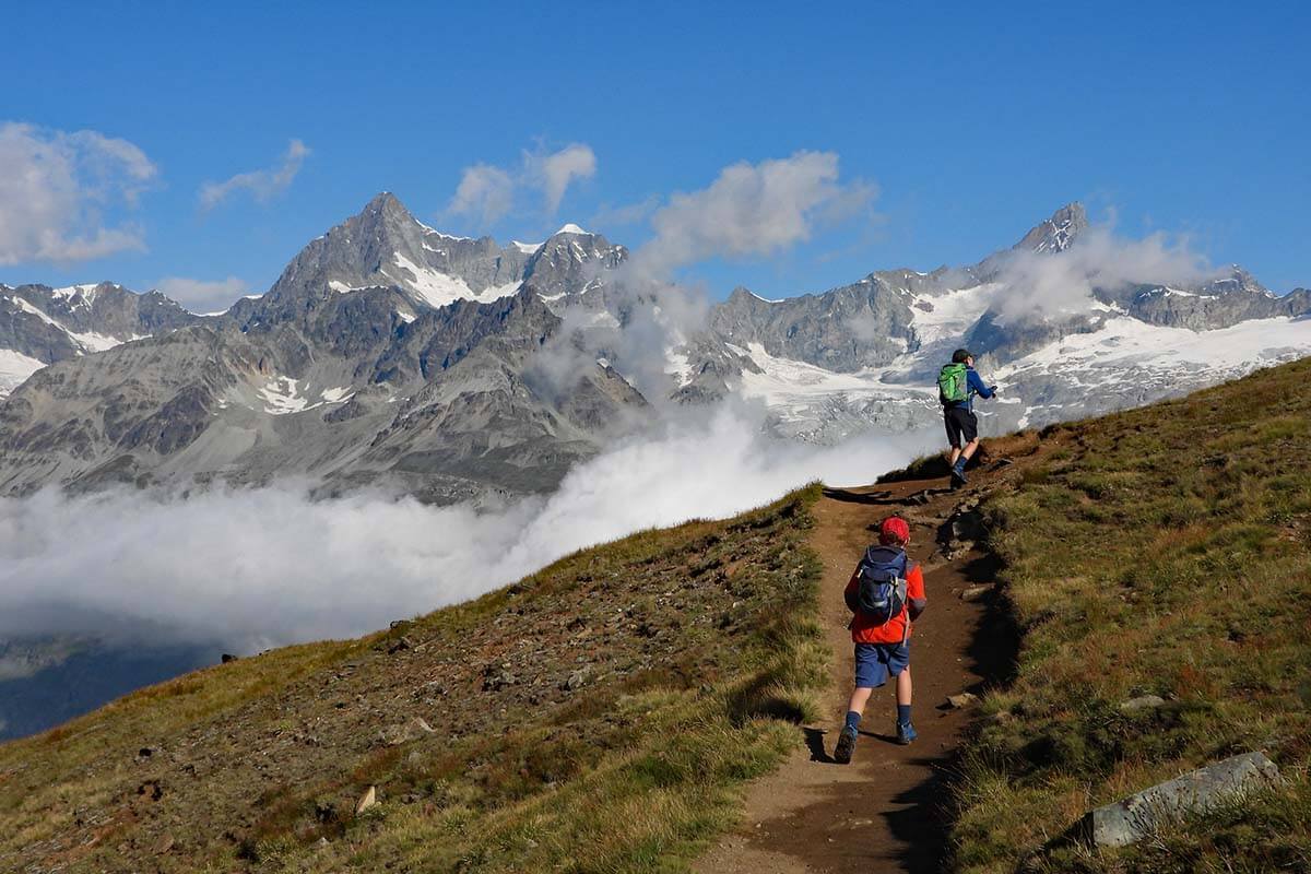 Kids hiking between Riffelsee and Riffelberg in Zermatt