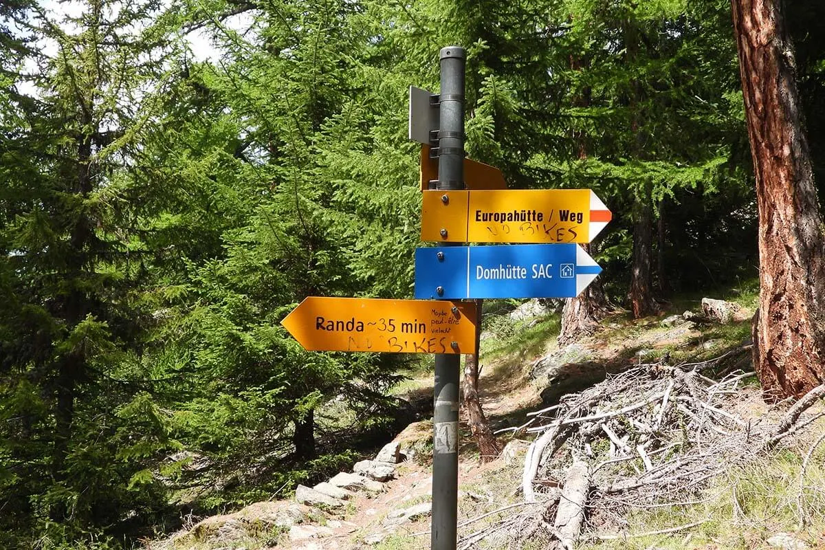 Wrong time indications on the hiking signs at Randa suspension bridge hike