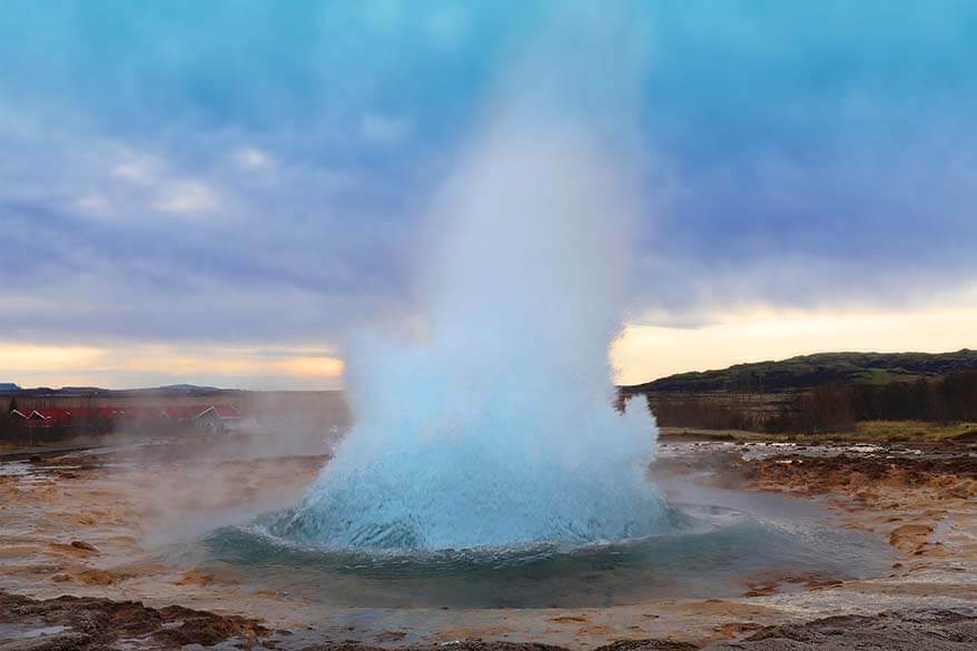 Strokkur-Geysir am Golden Circle in Island