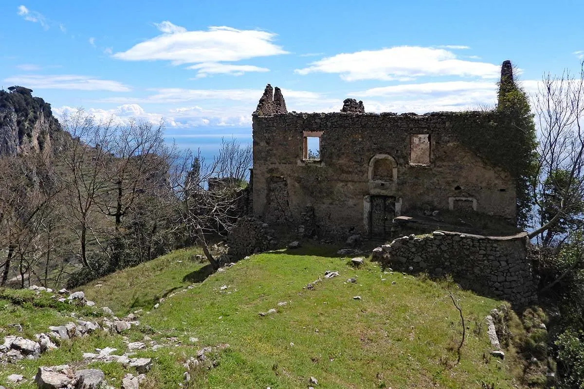 Old house in ruins on the Path of the Gods, Amalfi Coast