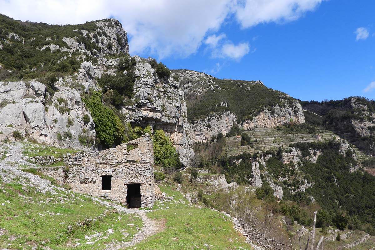 Old ruins on the Path of the Gods trail