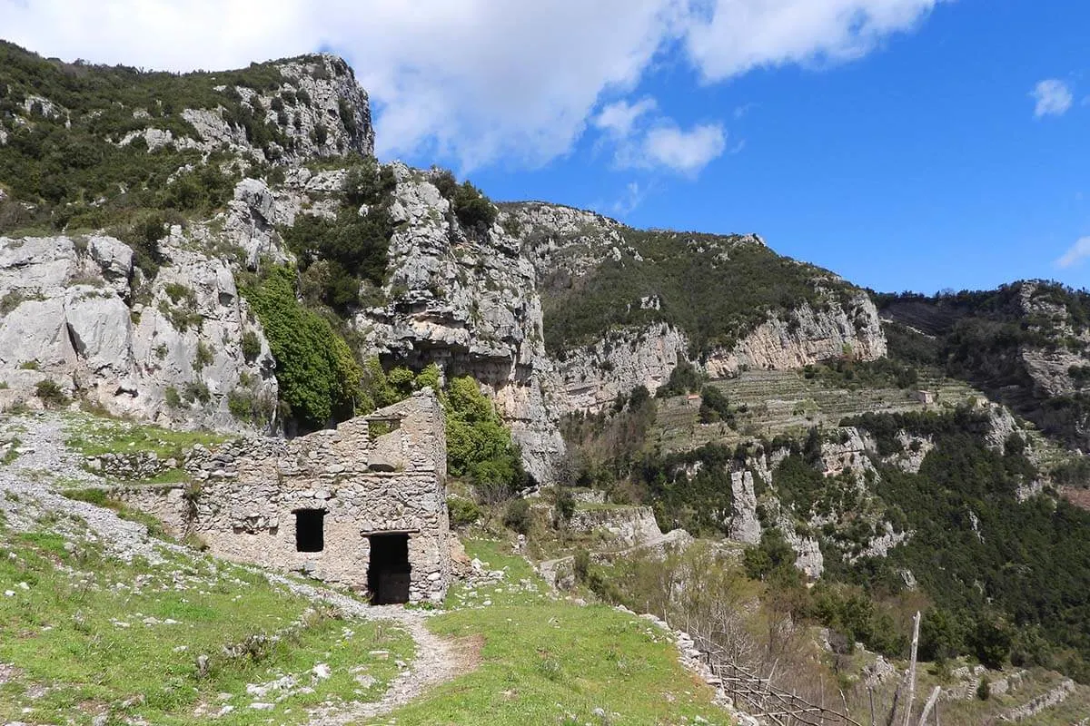 Old ruins on the Path of the Gods trail