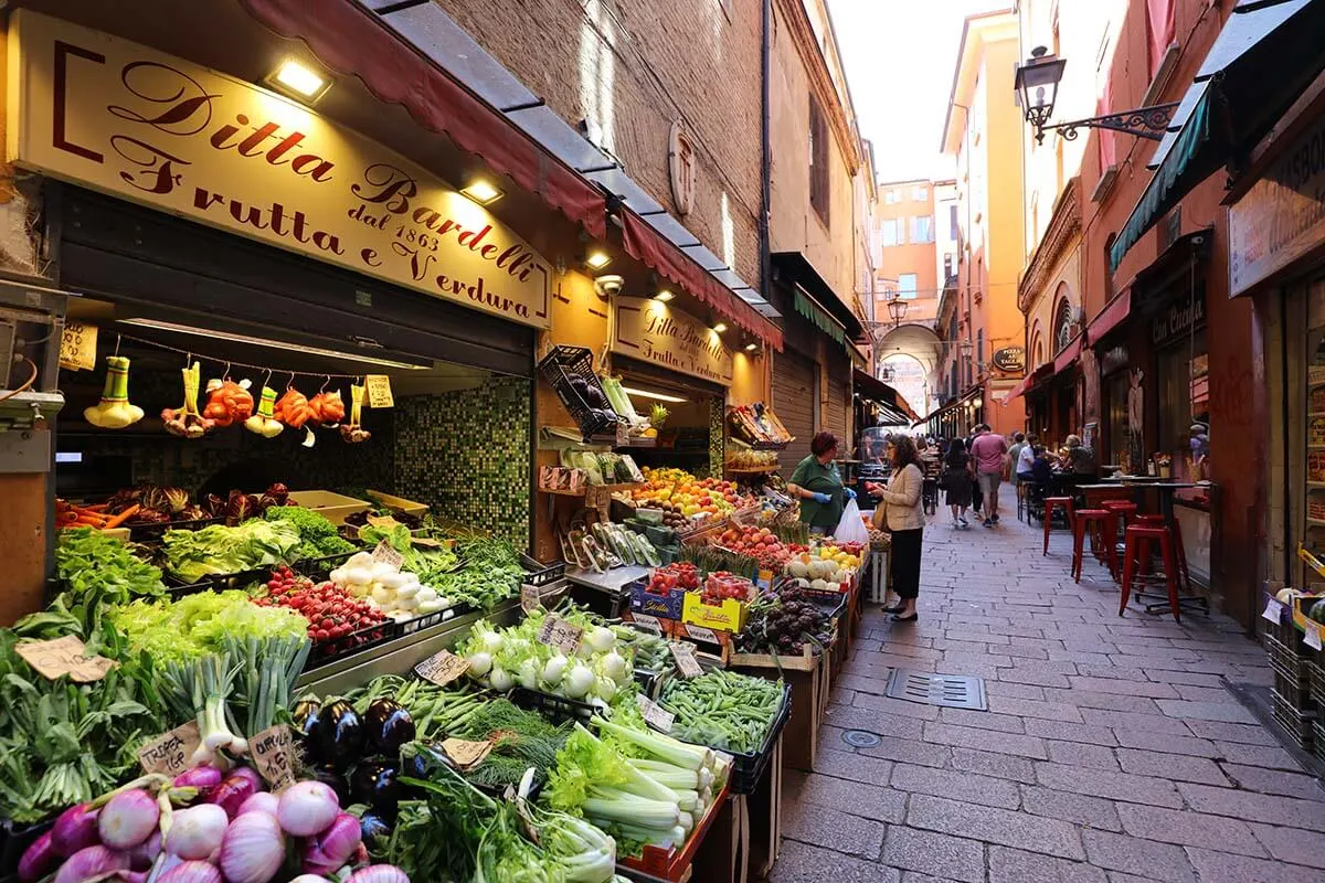 Ditta Bardelli Frutta E Verdura grocery store in Quadrilatero neighborhood in Bologna