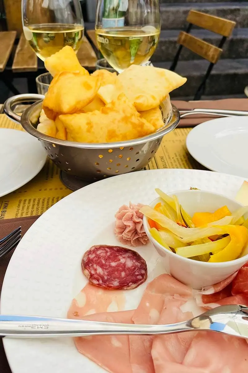 Lunch at a restaurant Polpette e Crescentine Mercato delle Erbe in Bologna