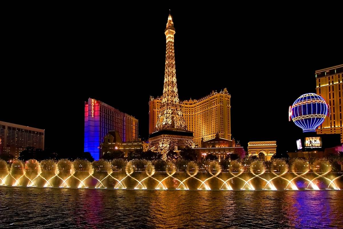 Bellagio fountain show in Las Vegas in the evening