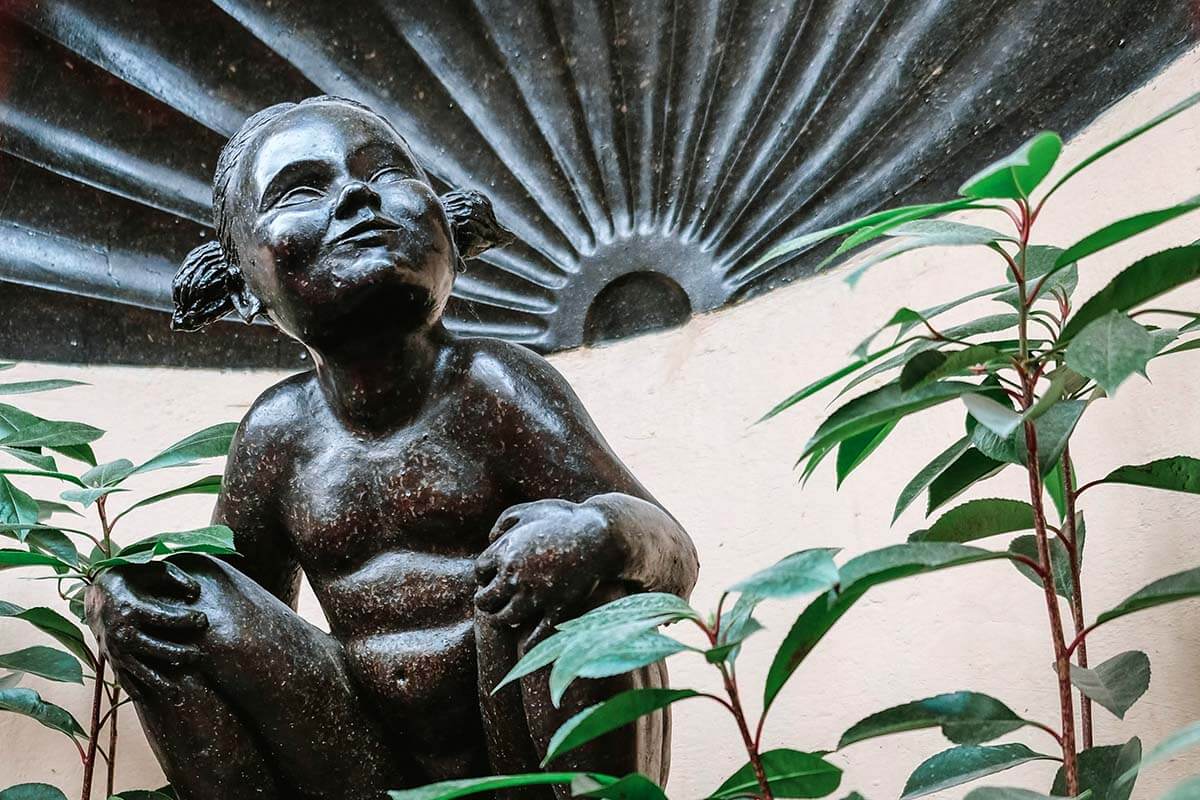 Jeanneke Pis - peeing girl fountain in Brussels