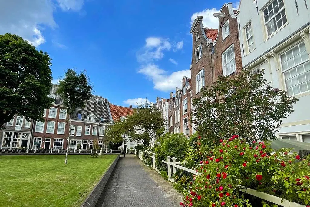 Amsterdam Begijnhof in summer with flowers