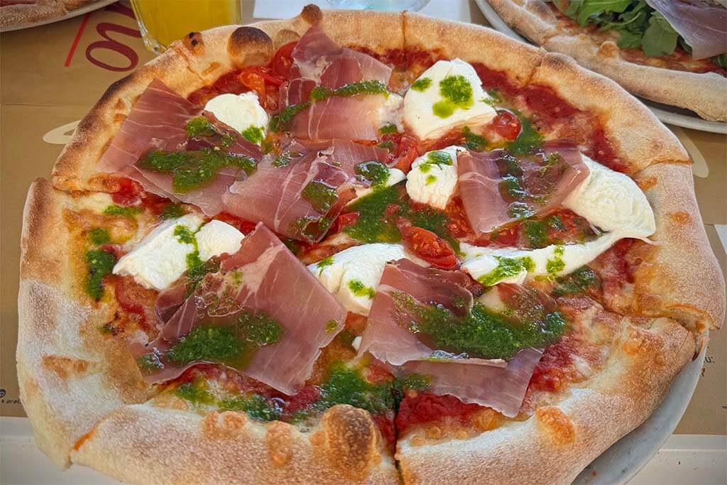 Pizza at San Martino Praia da Oura, one of the best Italian restaurants in Albufeira