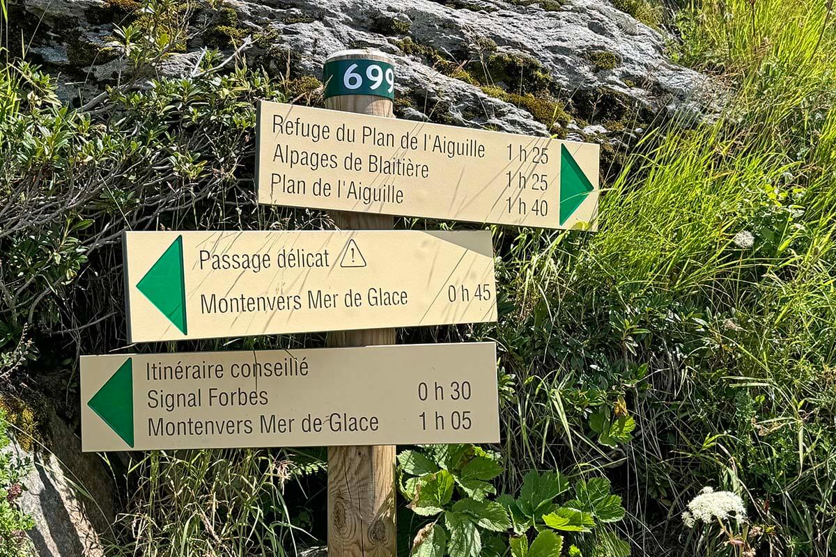 Hiking signs in the middle of the Grand Balcon Nord hike between Plan de l'Aiguille du Midi and Montenvers Mer de Glace